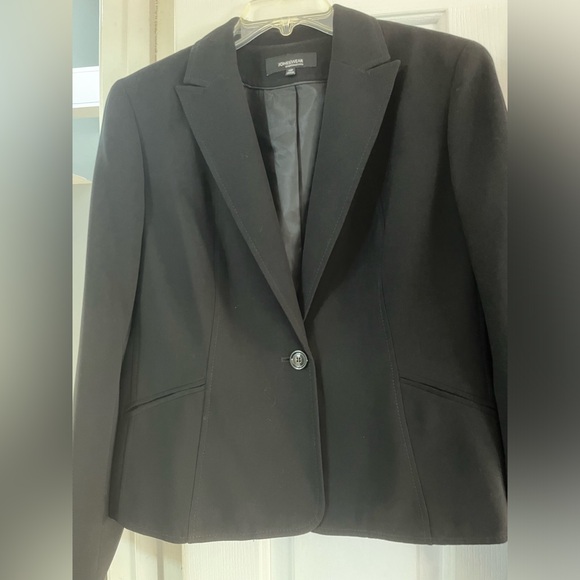 Jones wear , jacket  14 P, length 22,1/2” sleeves 22”. Pants 10 P, inseam 29” - Picture 2 of 9